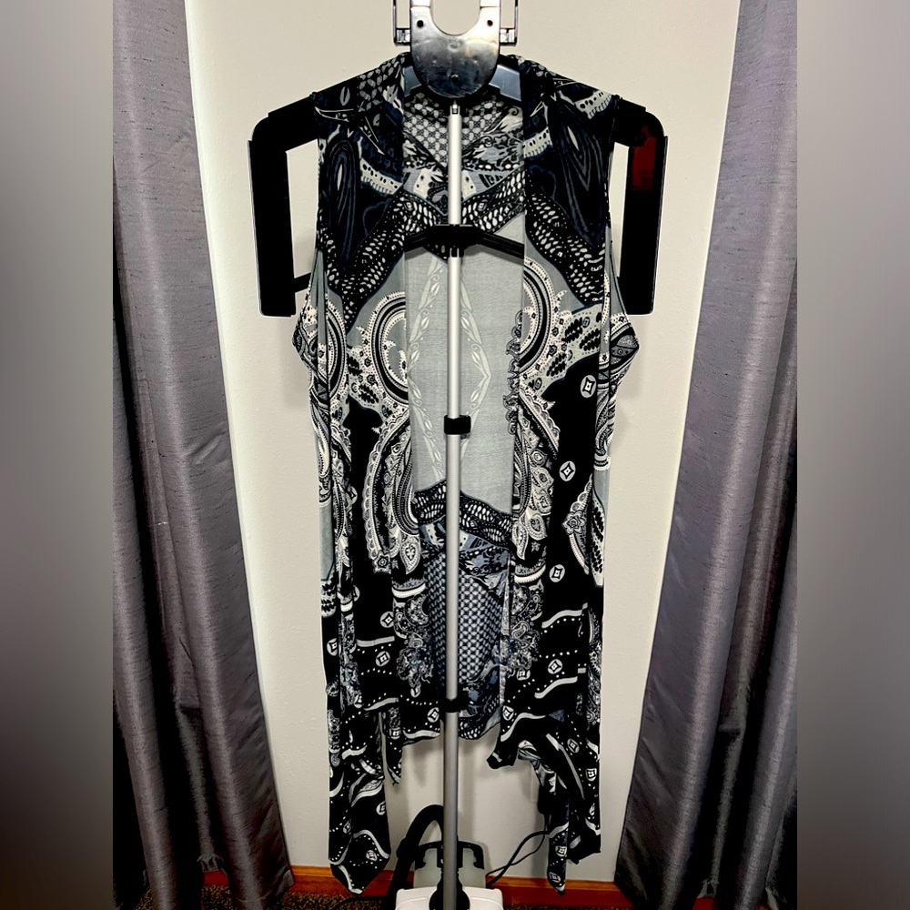 B/W Sleeveless Kimono Vest